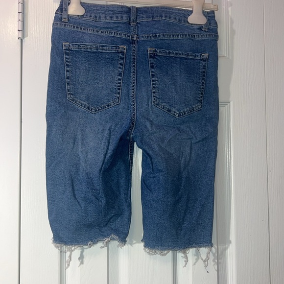Suzy Shier | Denim Bermuda Frayed Hem Shorts | Size:5 | Womens | BundleNSave - Picture 5 of 6